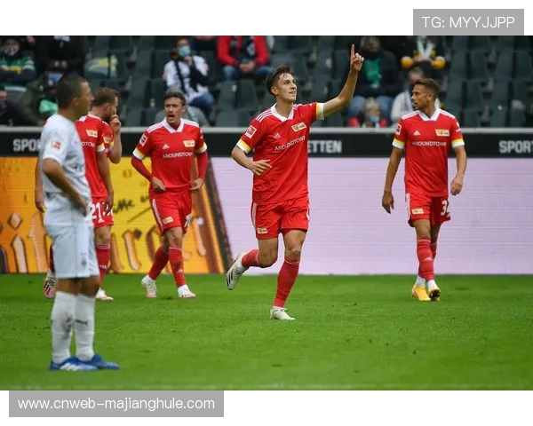 柏林联合号召球迷自带工具除雪,裁判赛前检查场地安全性 柏林联合号召球迷自带工具除雪,裁判赛前检查场地安全性